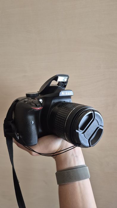фотоапарат Nikon D3400 с обектив Nikon AF-P DX NIKKOR 18–55mm.