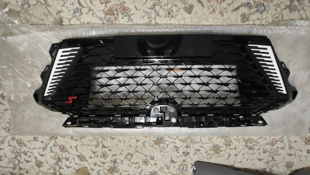 Продам решетку радиатора чанган х5