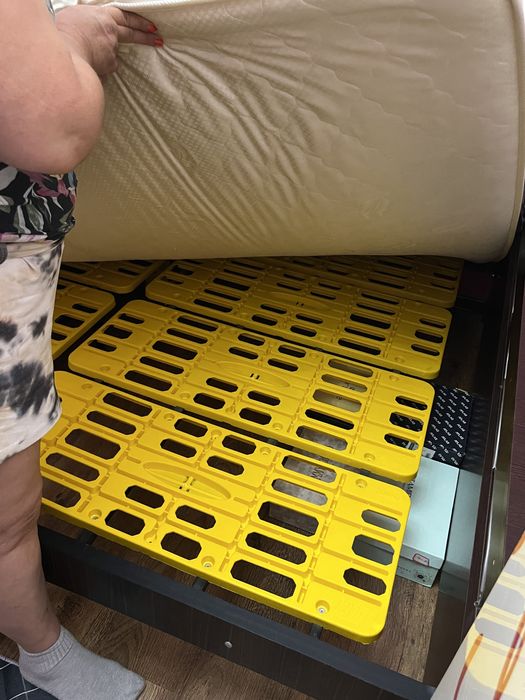 Шкаф, кровать и комод с зеркалом