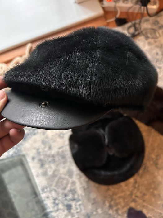 Меховые шапки и кепка