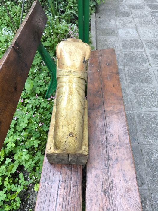 масивна чугунена скулптура кон