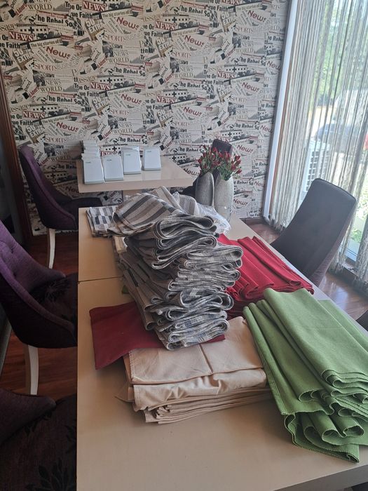 червени покривки за ресторант и т шлайфери