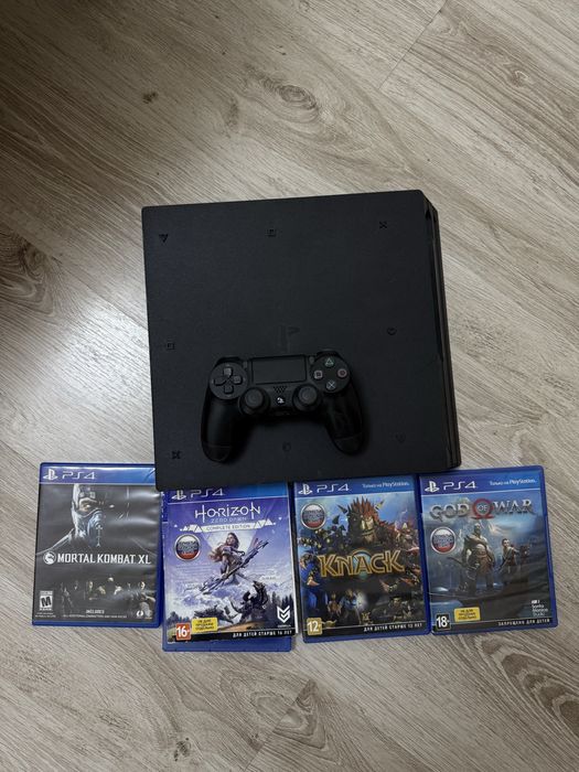 PS4 Pro 1 ТБ + 4 игры + геймпад
