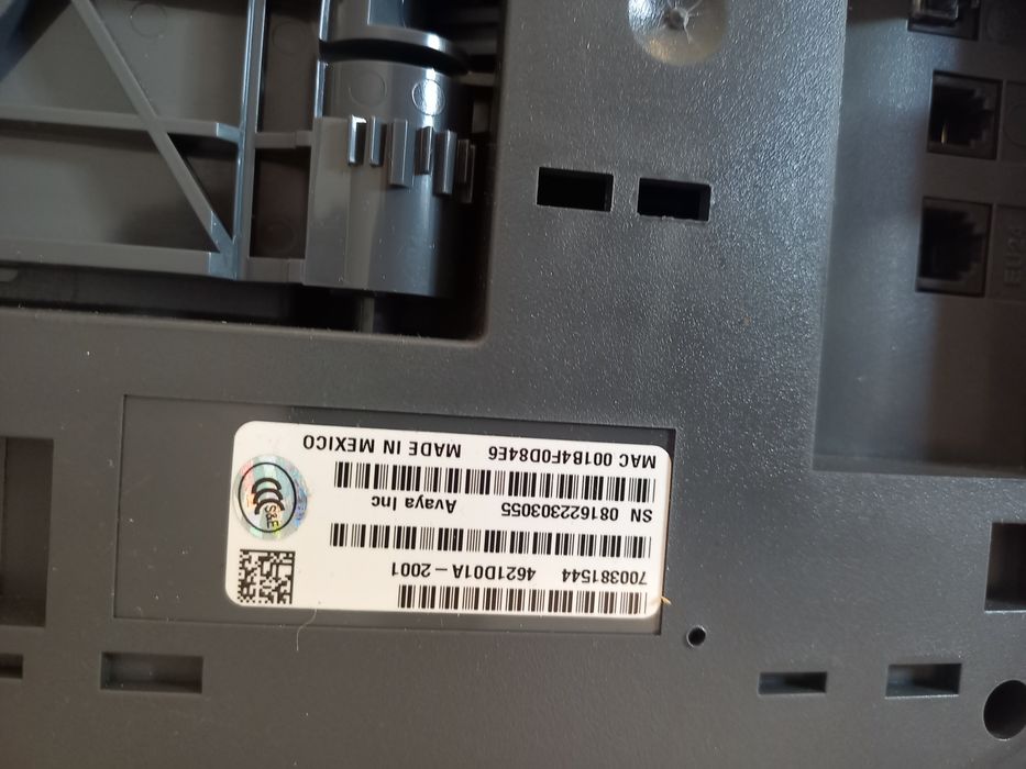 Продаются стационарные телефоны, проектор.