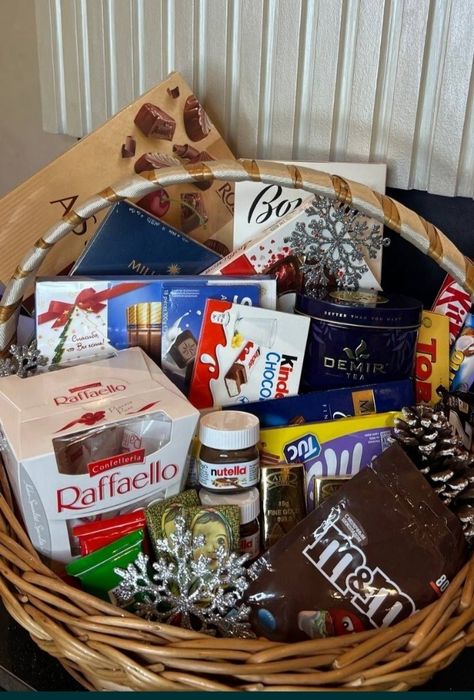 Meva va har hil savatlar yangi yil bayrami uchun