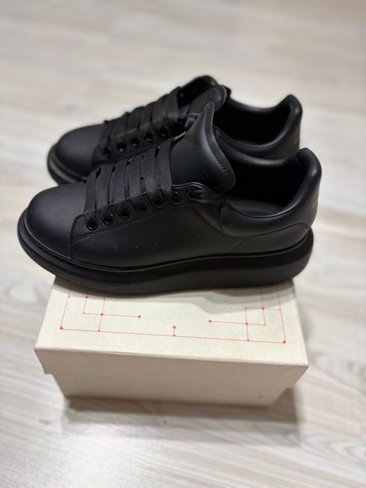 Vand adidasi Alexander McQueen!