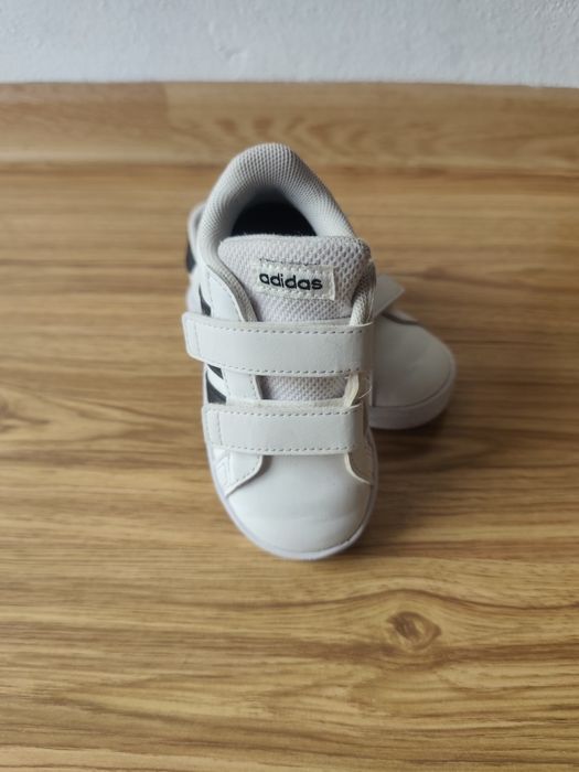Adidasi albi  Adidas m 22