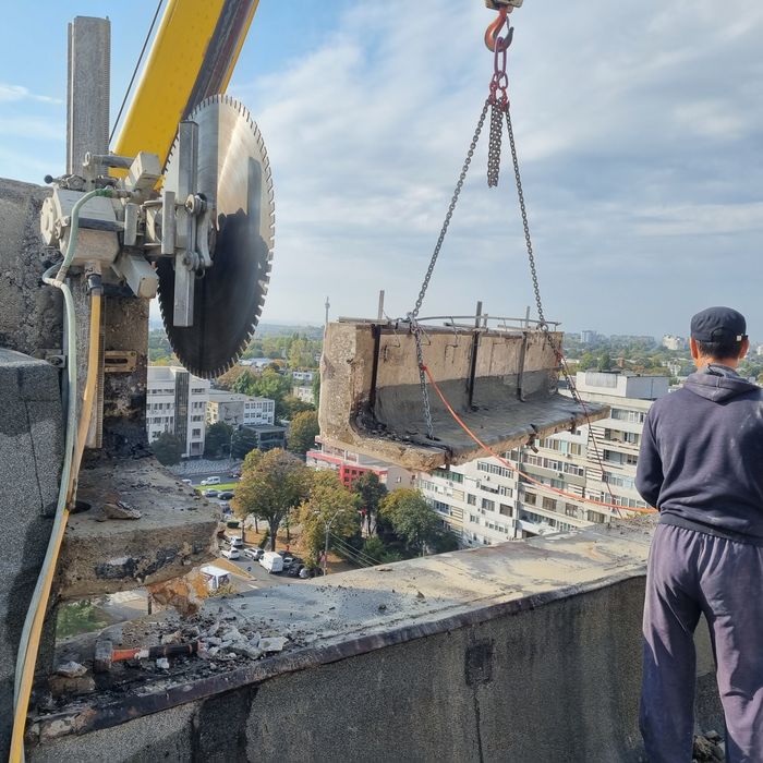 Taiat beton carotat găurit spart piconat demolari profesional