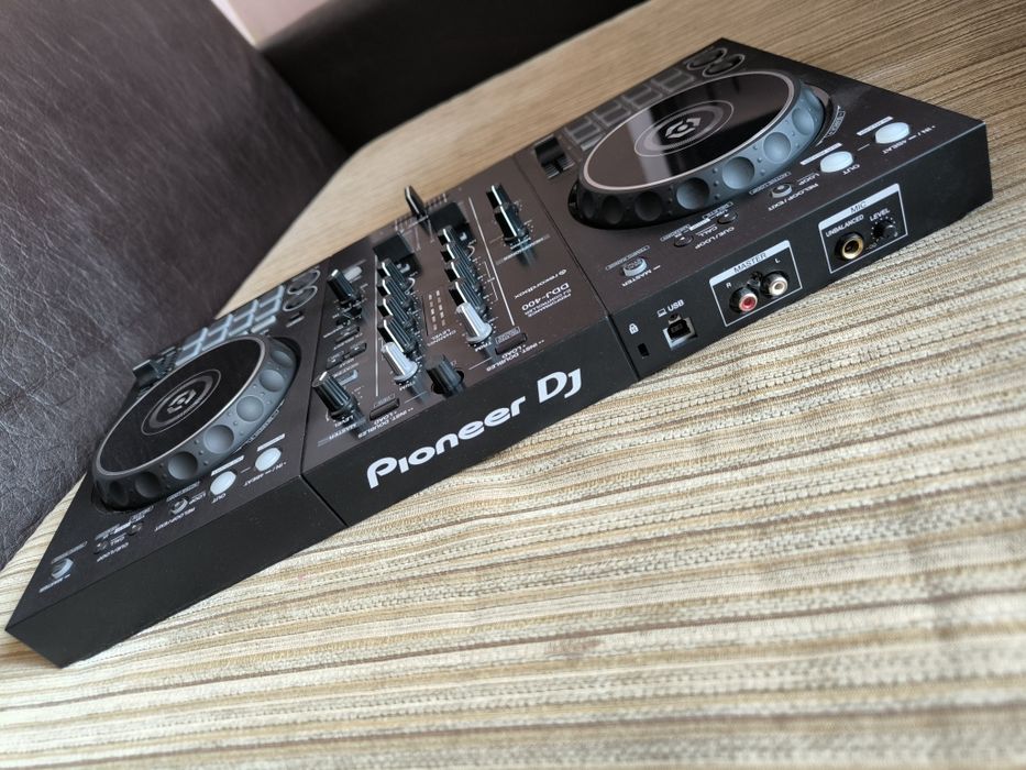 Pioneer DDJ-400 – Пълен премиум комплект (Твърд кейс + кабели) – КАТО НОВ!