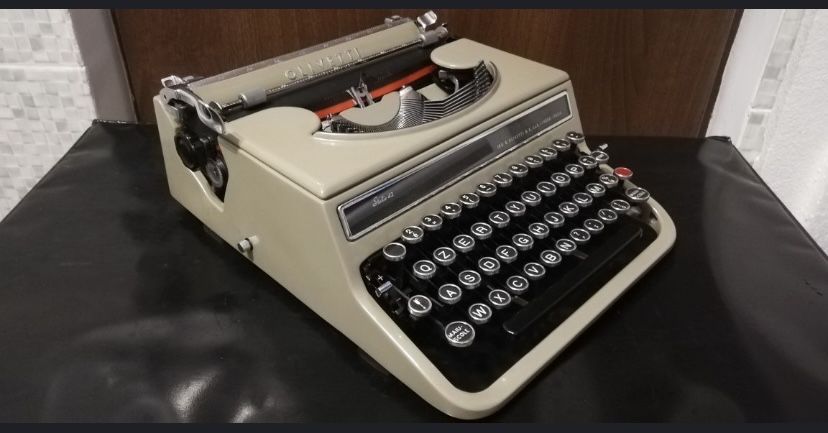 Masina de scris Ollivetti studio 42