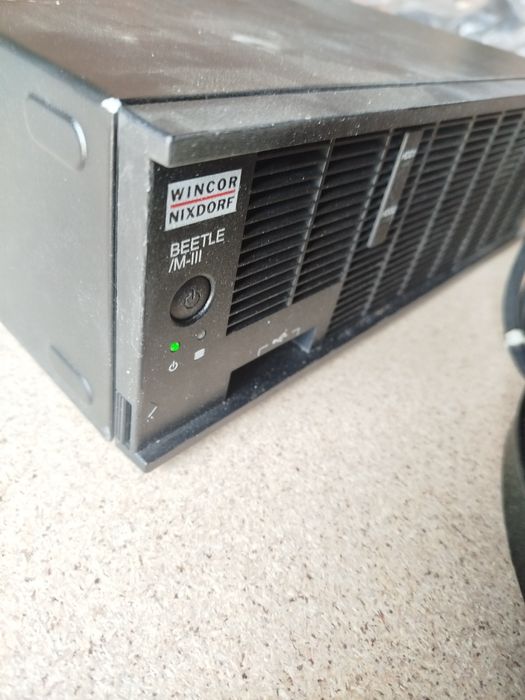 Vând unitate PC și monitor cu touchscreen Wincor Nixdorf Beetle
