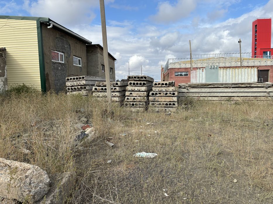 Продам два бокса.