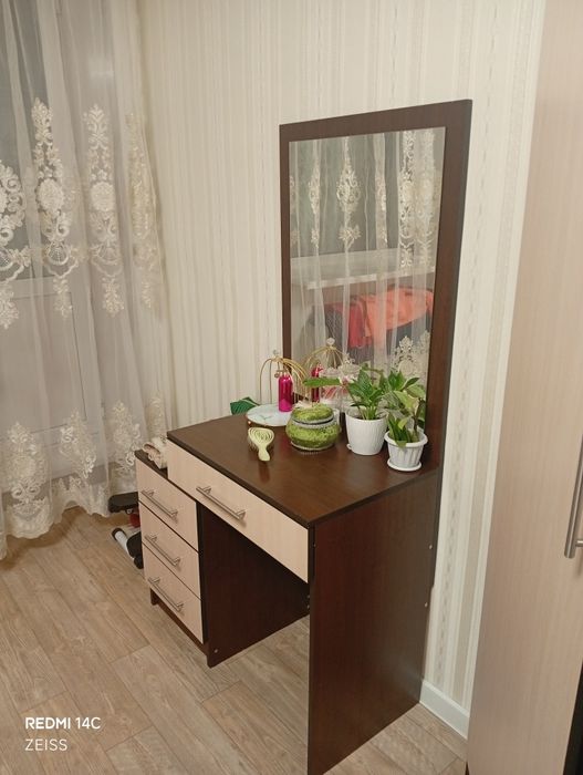 Продам дамский столик