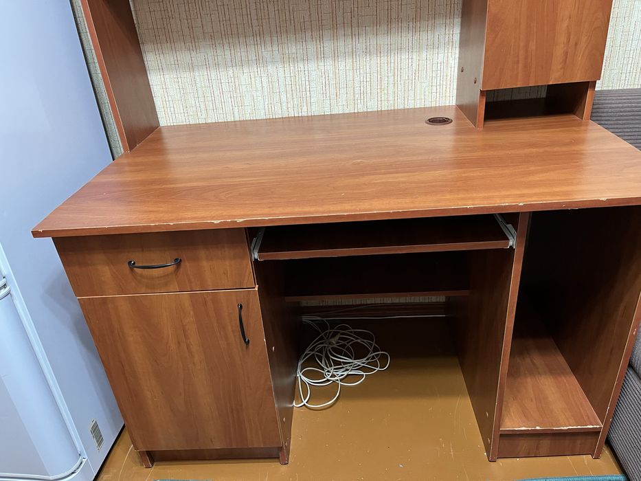 Продается стол срочно