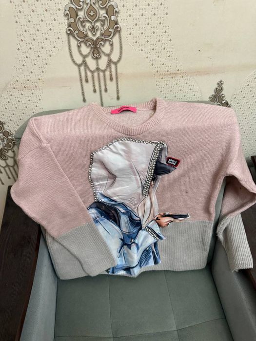 Продаются вязаная кофта и джинсы в отличном состоянии.