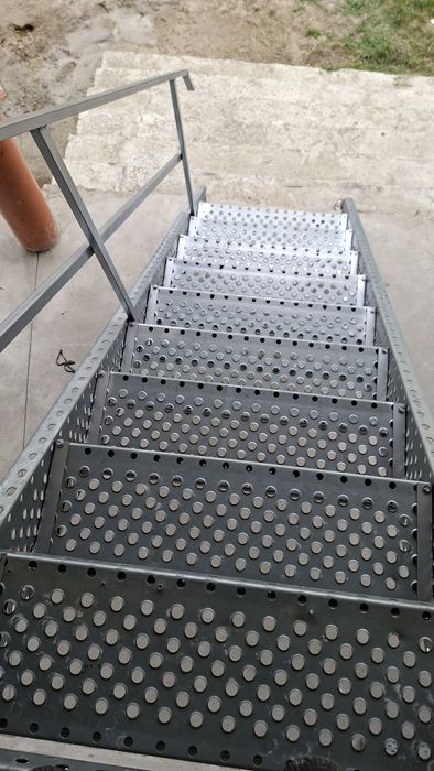 Confectionam scarii metalice zincate exterioare și pentru incendii , p