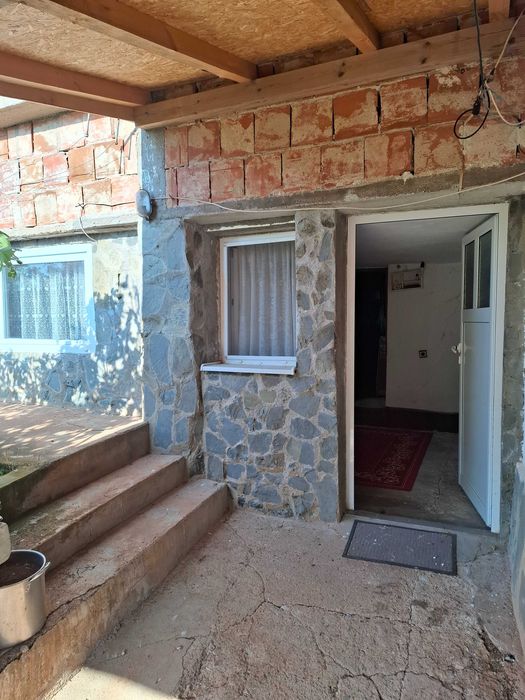 Къща с двор за продажба в с. Светля, Община Ковачевци.