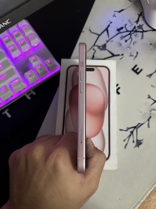 iPone 15 в розовом цвете