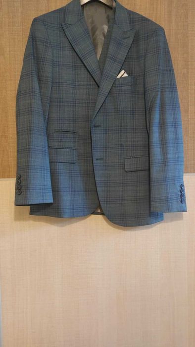 Официален костюм