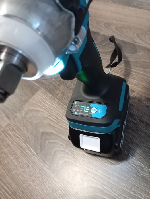 Autofiletanta pentru insurubat DTW 300 cu baterie de 6a NOU