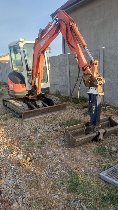 Miniexcavator de închiriat cu  operator. Execut lucrări de pregătirea terenulu