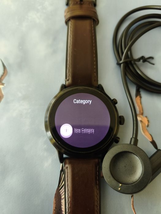 Продавам Смарт часовник Fossil ,в много добро състояние и чисто ново зарядно!!