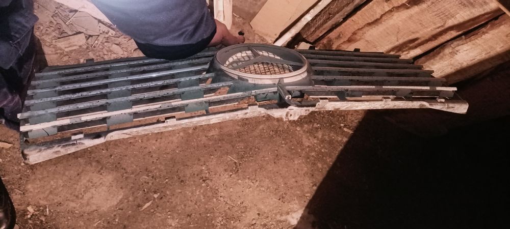 Продам решотку на мерседес 124