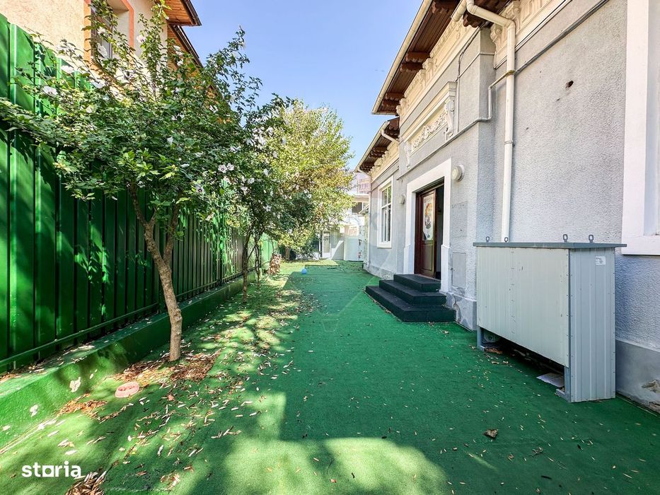 Spatiu comercial | doua cladiri, curte proprie | 300 mp |