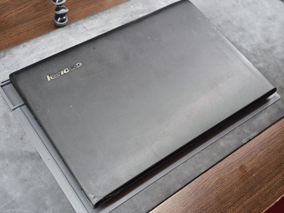 Laptop Lenovo G70-80 17,3" – i3-5005U, SSD 250 GB, placă video dedicată, Windows 10