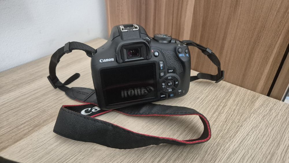 Aparat foto DSLR - Canon EOS  2000D