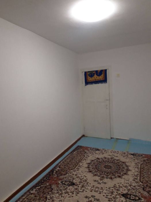 Сдаётся квартира в чирчике 2х ком 1 этаж на питисотки рядом 3 школы