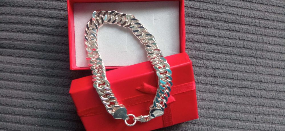 Нов, дамски сребърен комплект. Намалени,единични модели.В кутия всеки.