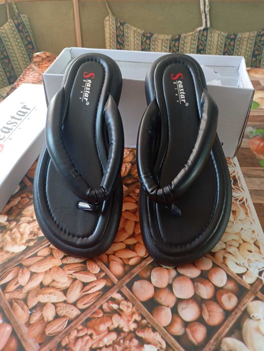 Slapi  pe deget dama