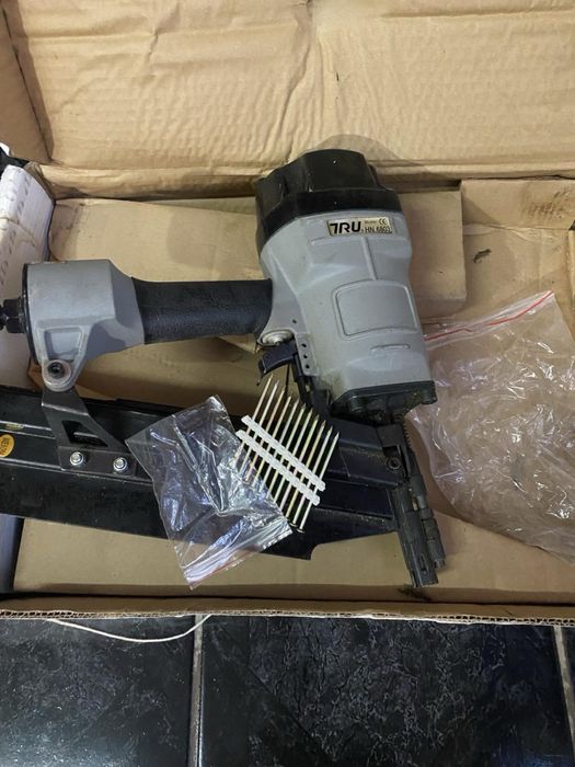 Пневматичен пистолет за пирони на въздух