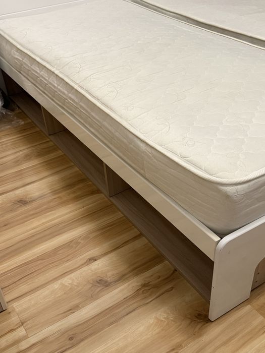 Односпальная кровать с матрасом