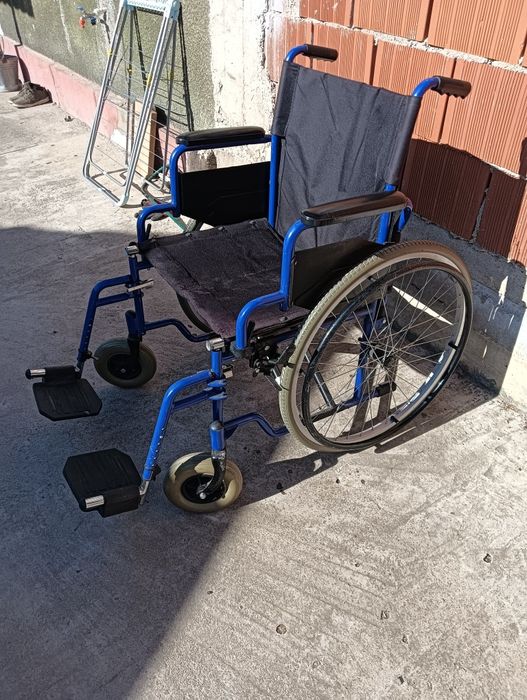 Vând cărucior pentru persoanele cu dizabilități