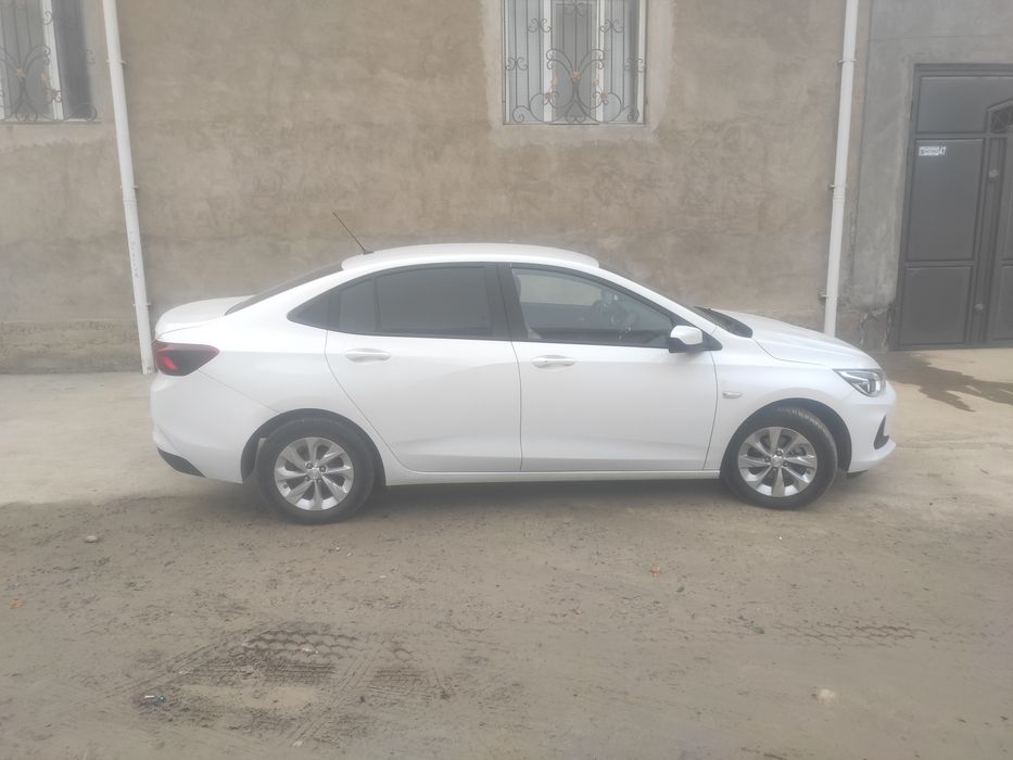 Срочно продаётся Шевроле Оникс!