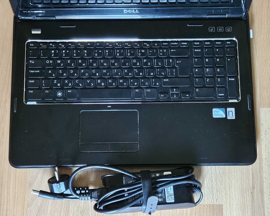 лаптоп 17" DELL N7110