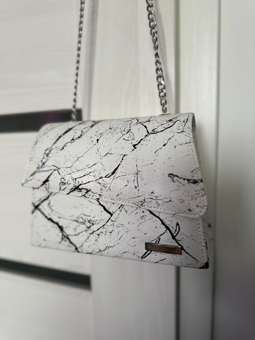 Продавам нова чанта с мраморен принт Marabella