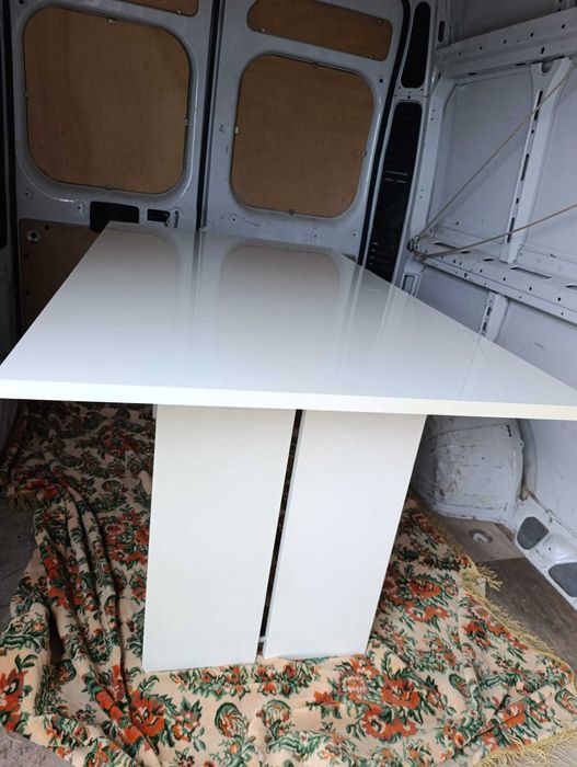 Masă modernă alb lucios – design elegant, ideală living / dining