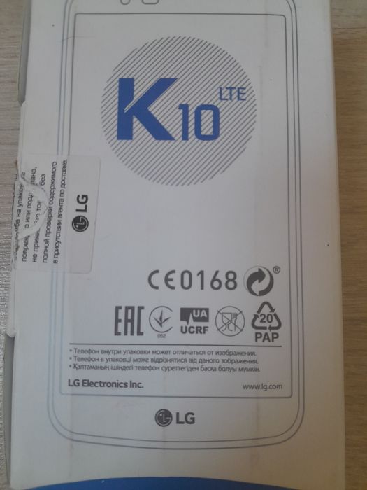 Телефон LG K10, LTE, черного цвета, с золотистой крышкой корпуса.