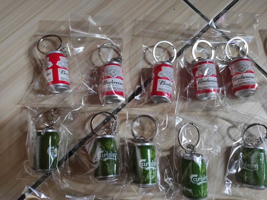 Brelocuri cutii bere Budweiser Carlsberg Heineken produse noi sigilate