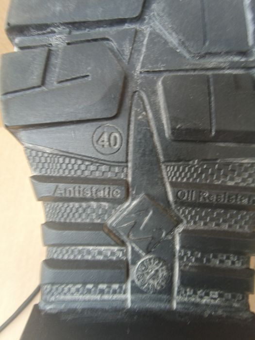 Продавам 3 Чифта Работни обувки  с метално бомбе