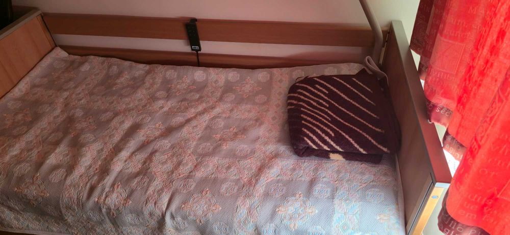 Vând pat eletric cu telecomandă cu saltea cu bară preț 2200 de lei negociabil la nr. de tel 0756682888 gherja jud cluj