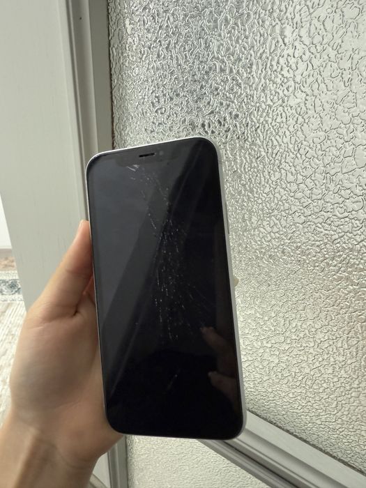 iPhone XR. белый цвет