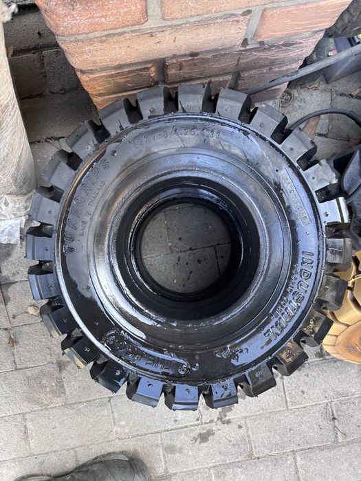 Продам резину монолит на вилочные погрузчики