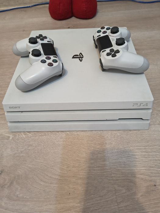 Vând PlayStation 4 PRO Alb  + 2 Joystick Dualshock  Alb