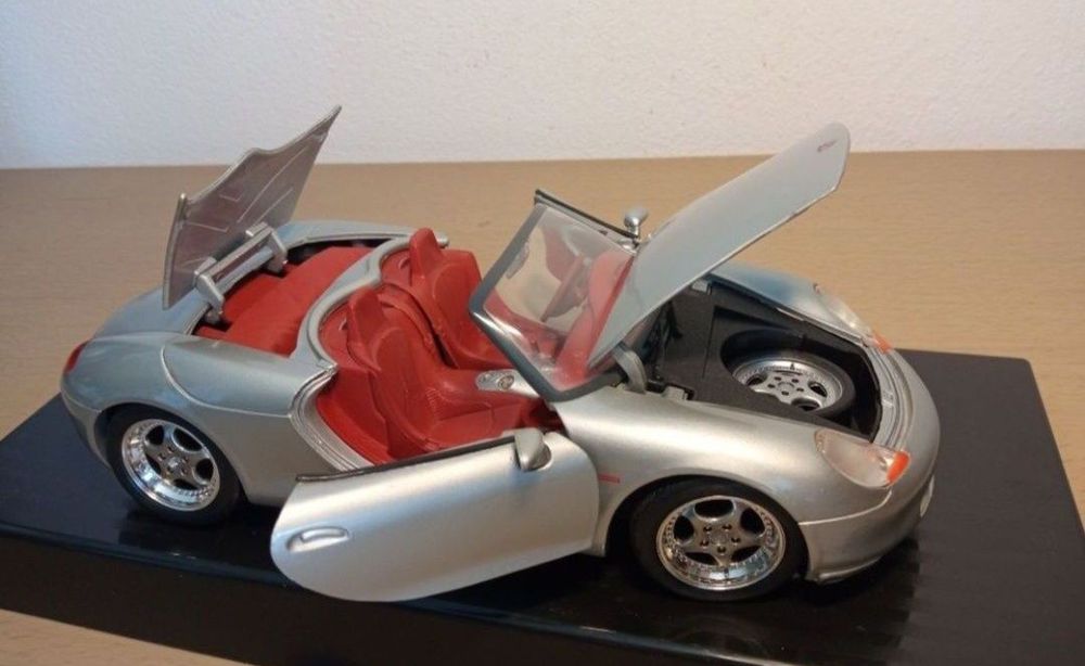 Porsche boxster 1:18
Scara 1:18
Produs de maisto 

Pozele reflectă rea