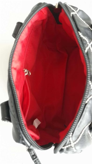 Малка черна чанта