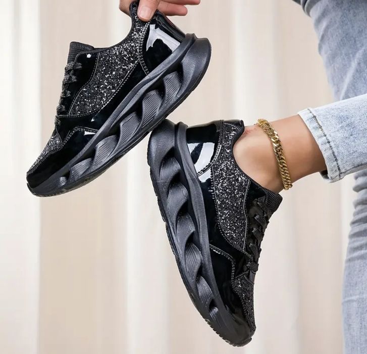 Олекотени дамски маратонки от еко черен лак